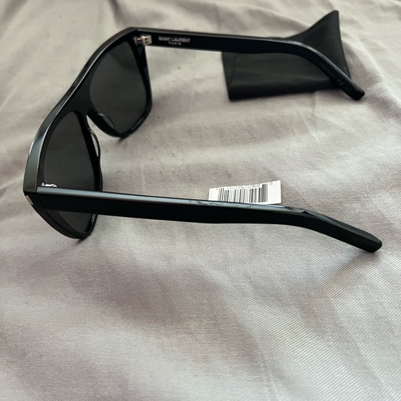 SAINT LAURENT
Saint Laurent SL1T 005 Flat Top Sunglasses - Picture 6 of 9